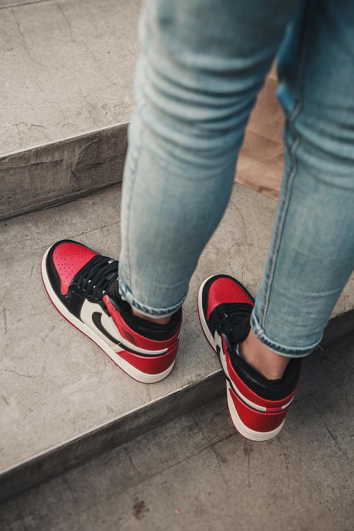 Nike Air Jordan 1 Retro High Red Black White