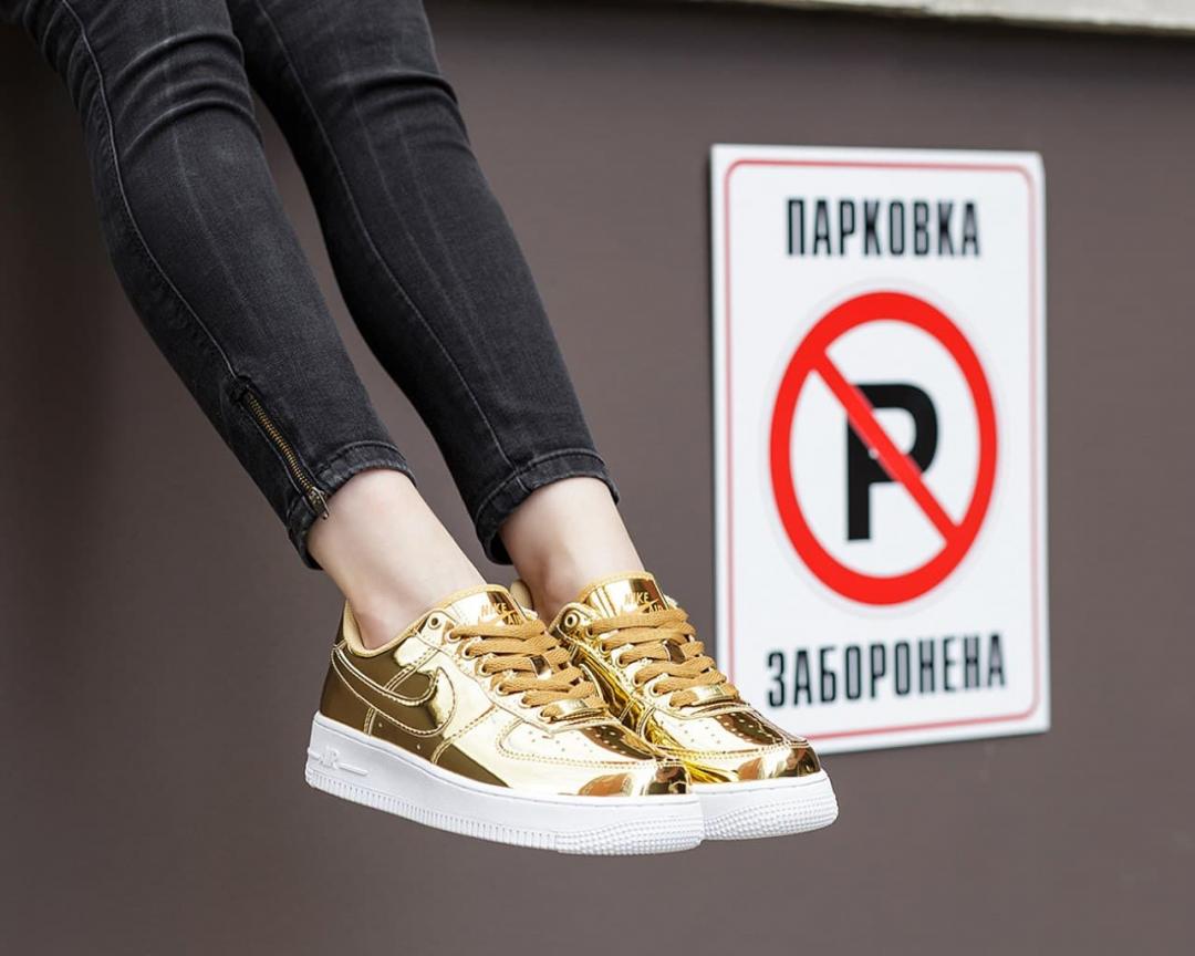 Nike Air Force 1 Gold White