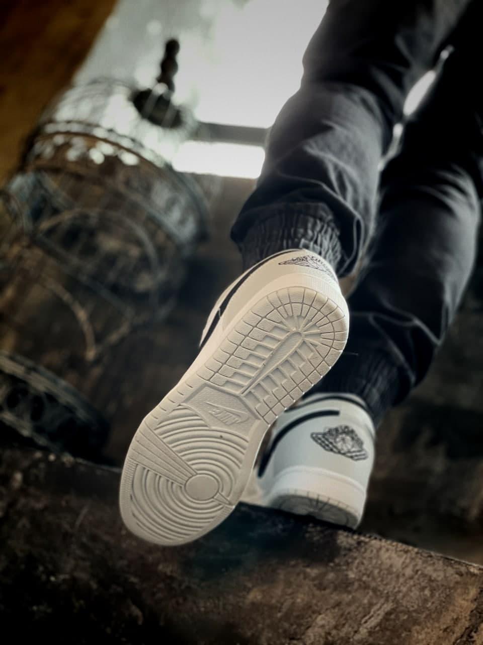 Nike Air Jordan Retro 1 Low Grey White «Black Logo»