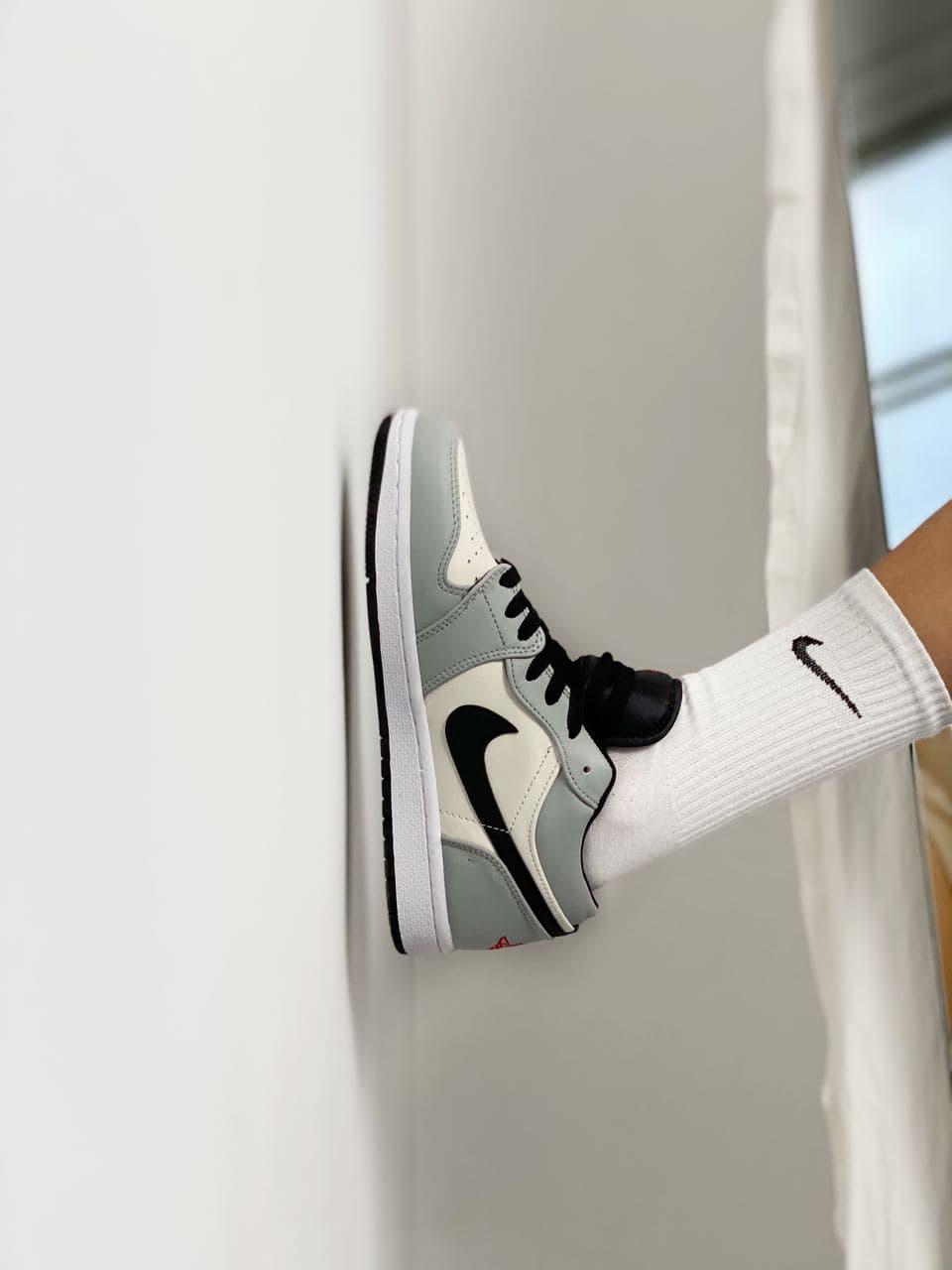 Nike Air Jordan Retro 1 Low Grey White Black 1