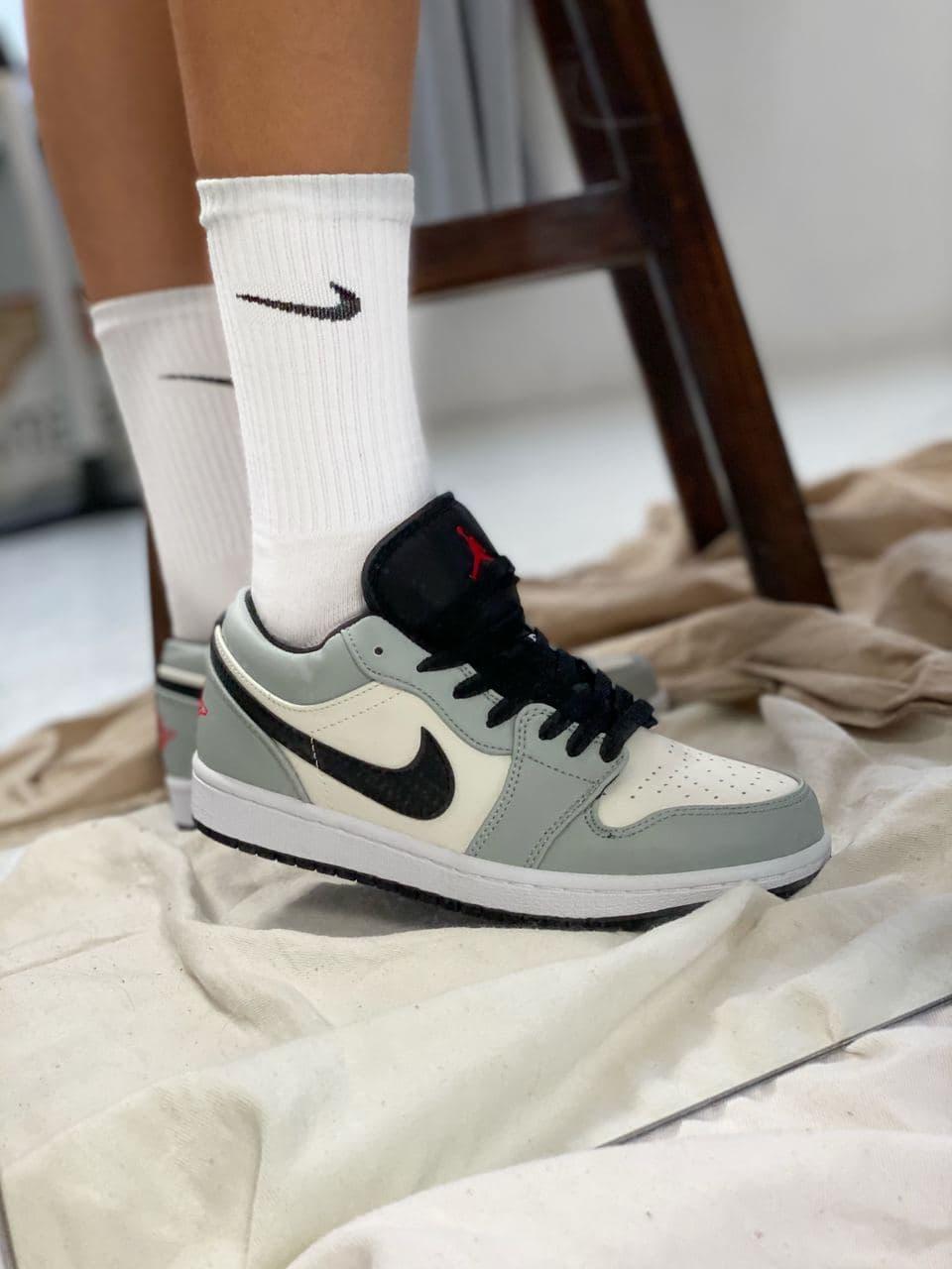 Nike Air Jordan Retro 1 Low Grey White Black 1