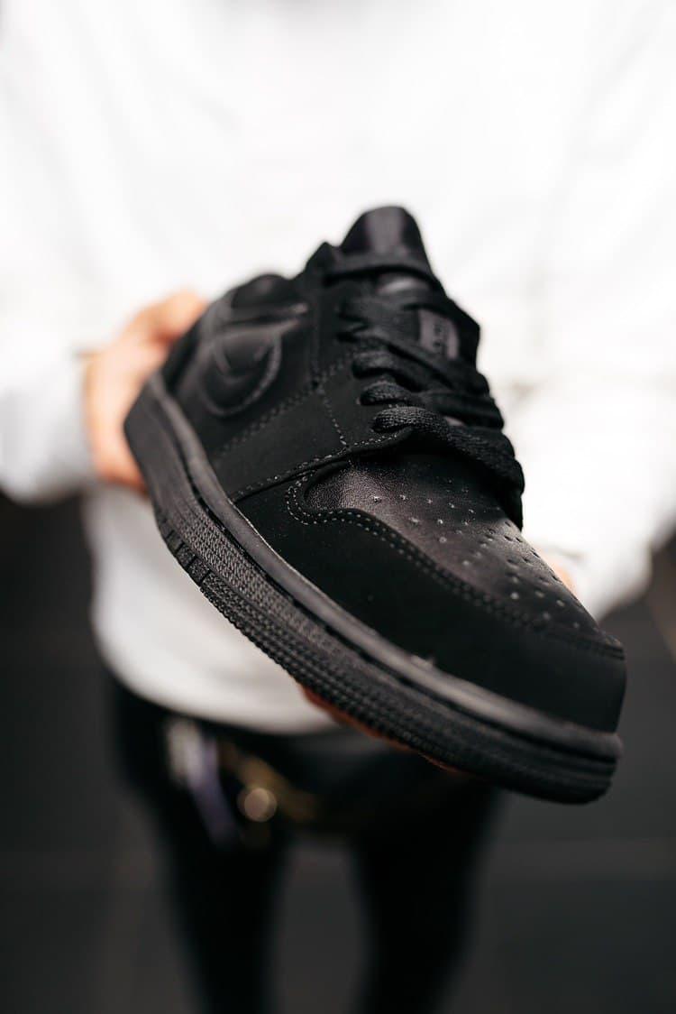 Nike Air Jordan Retro 1 Low Triple Black