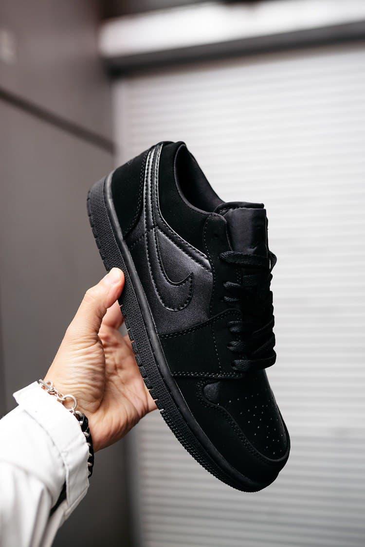 Nike Air Jordan Retro 1 Low Triple Black