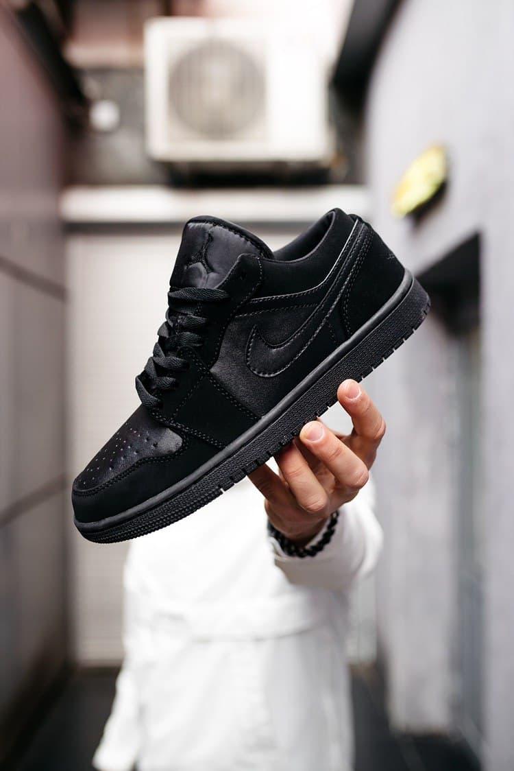 Nike Air Jordan Retro 1 Low Triple Black