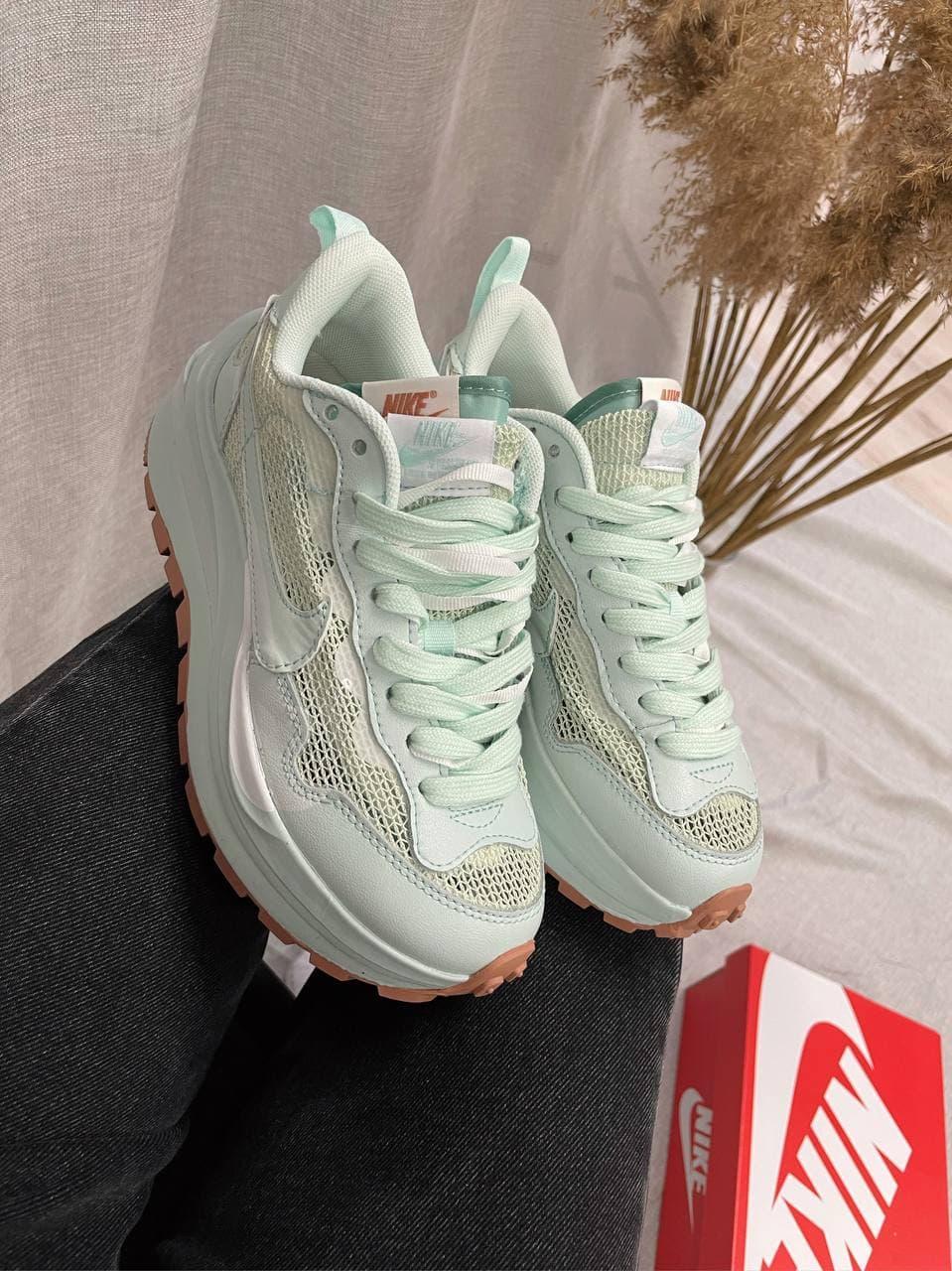 Nike VaporWaffle Sport Fuschia x Sacai Mint