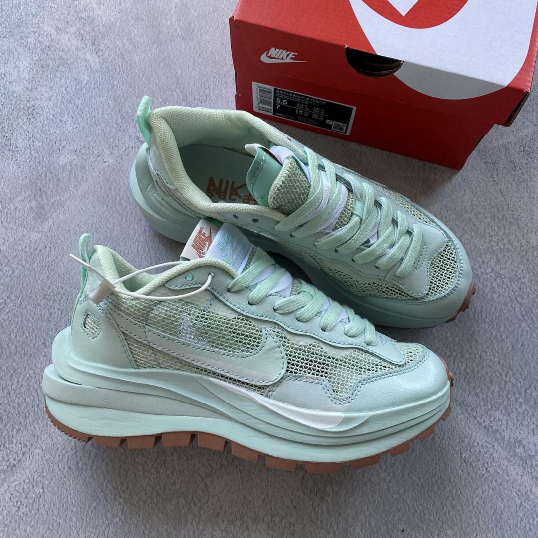 Nike VaporWaffle Sport Fuschia x Sacai Mint