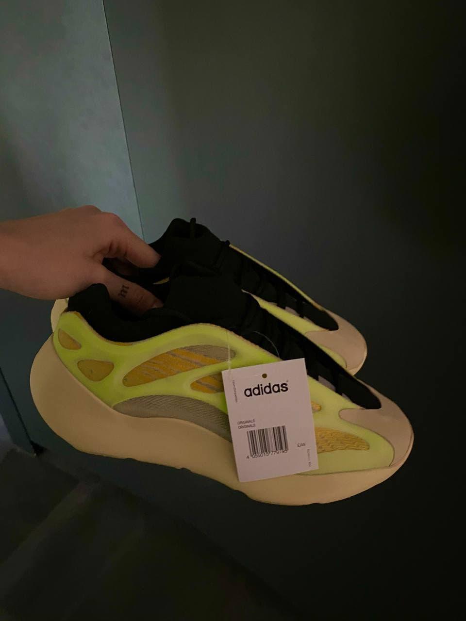 Adidas Yeezy Boost 700 V3 SRPHYM