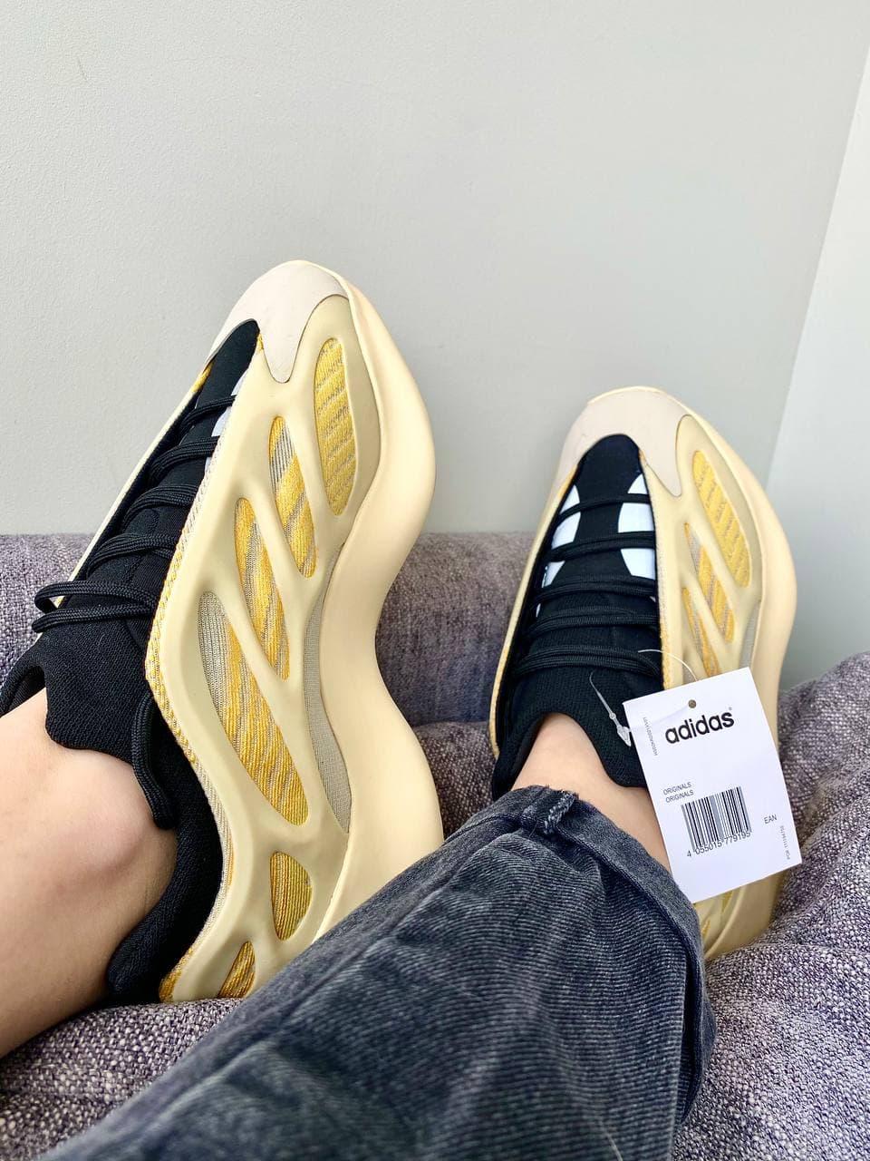Adidas Yeezy Boost 700 V3 SRPHYM