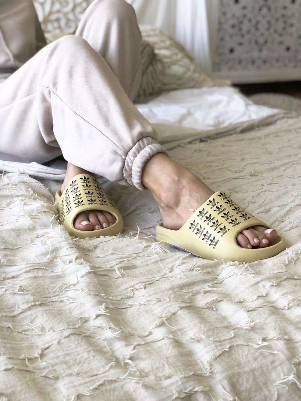 Adidas Yeezy Slide Logo