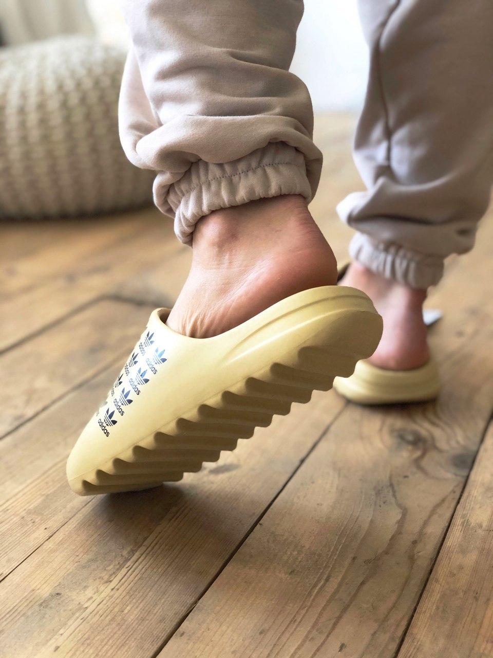 Adidas Yeezy Slide Logo