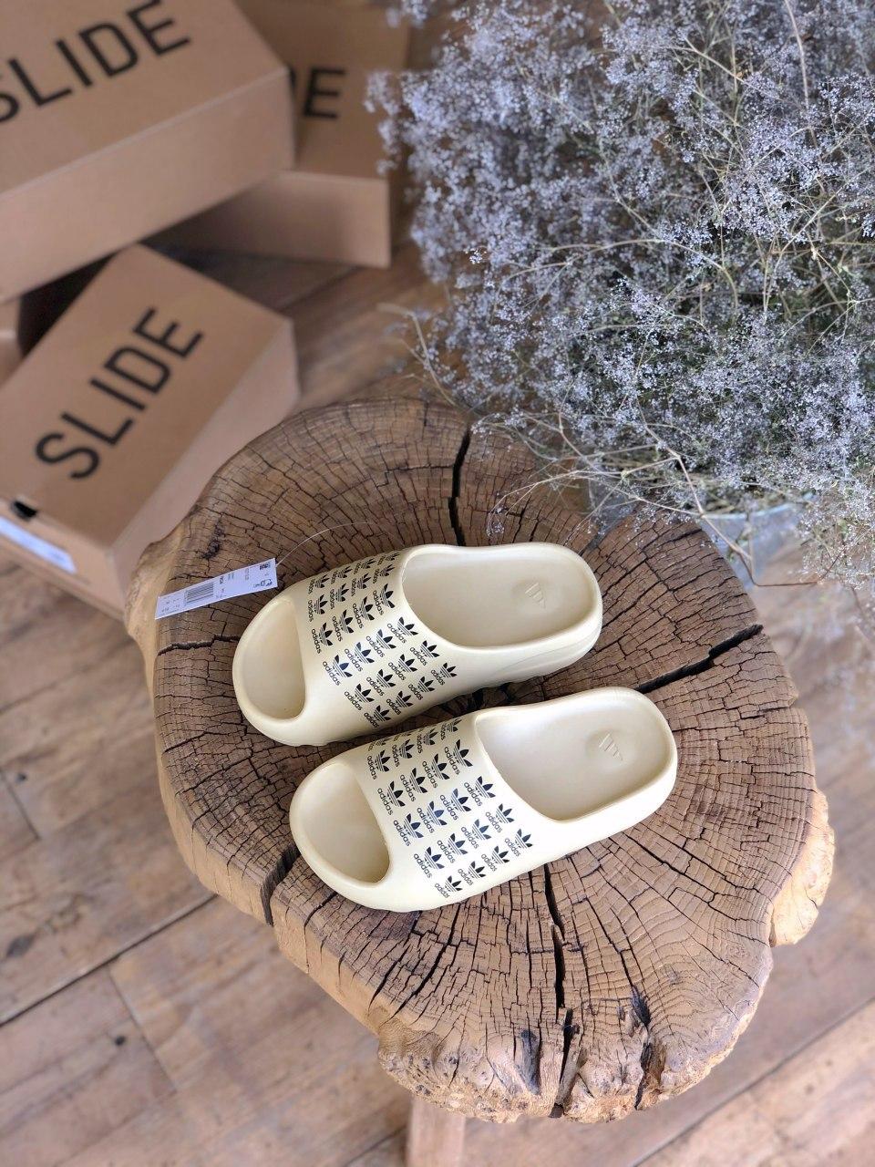 Adidas Yeezy Slide Logo
