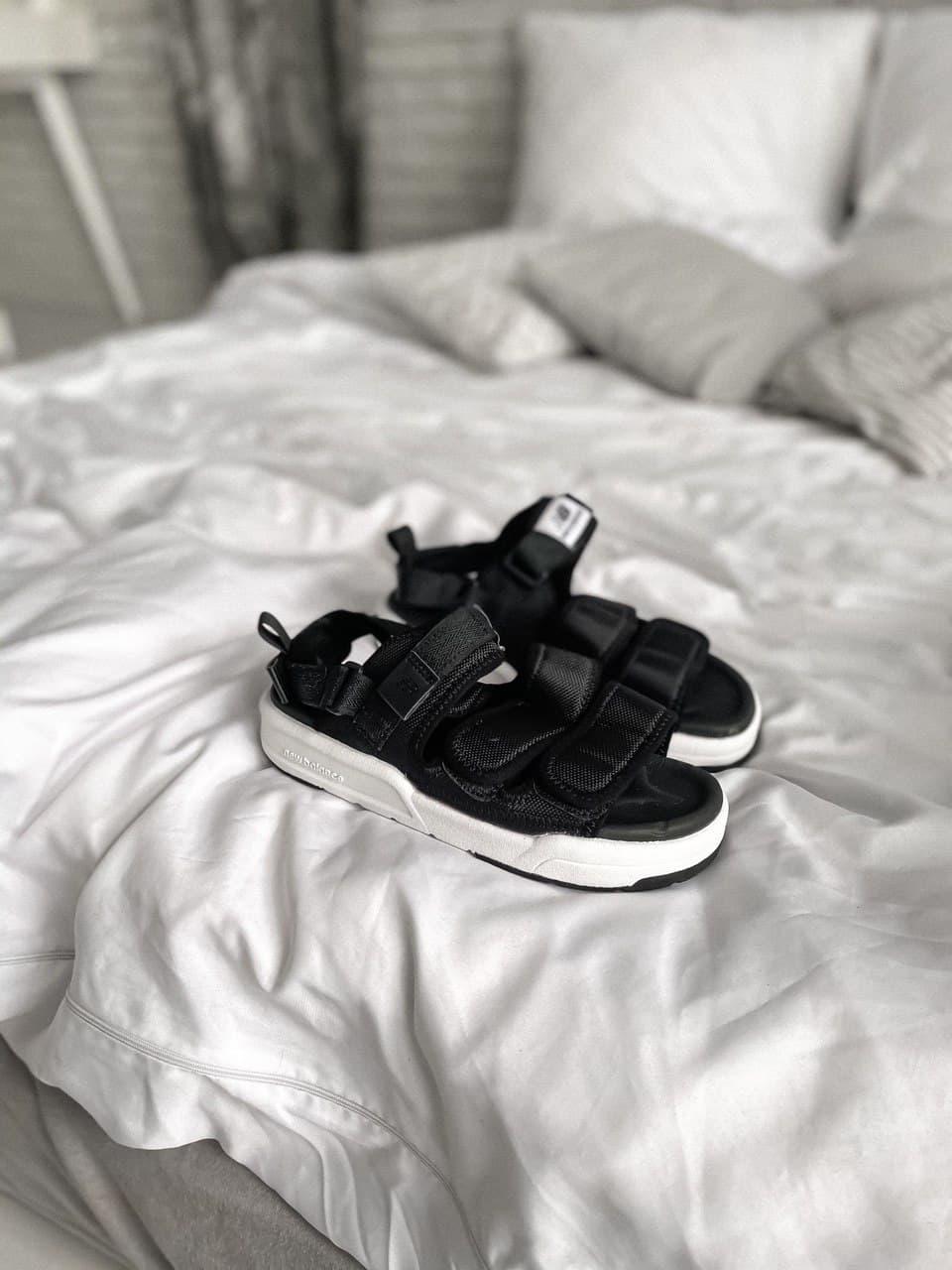 New Balance Black White 5