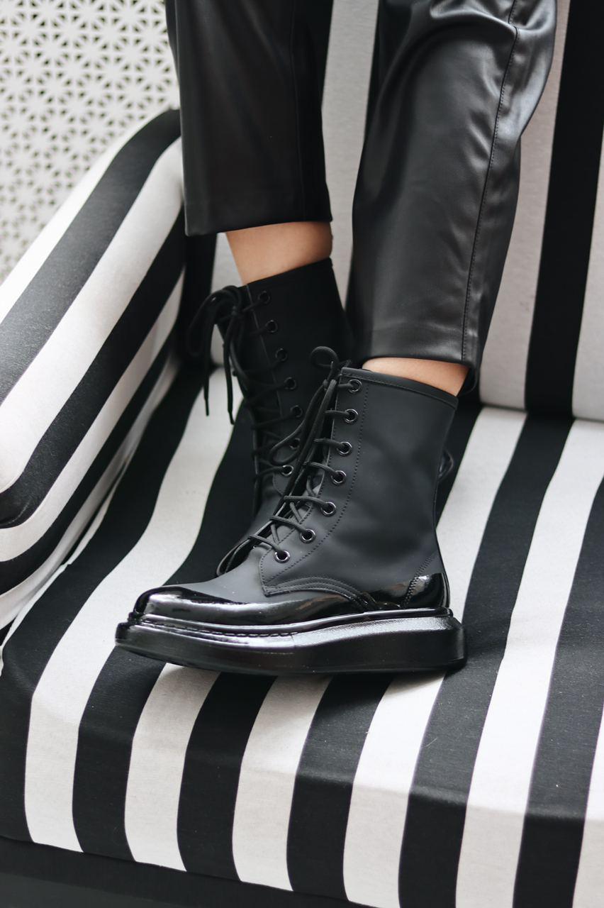 Alexander McQueen Boots Black Premium