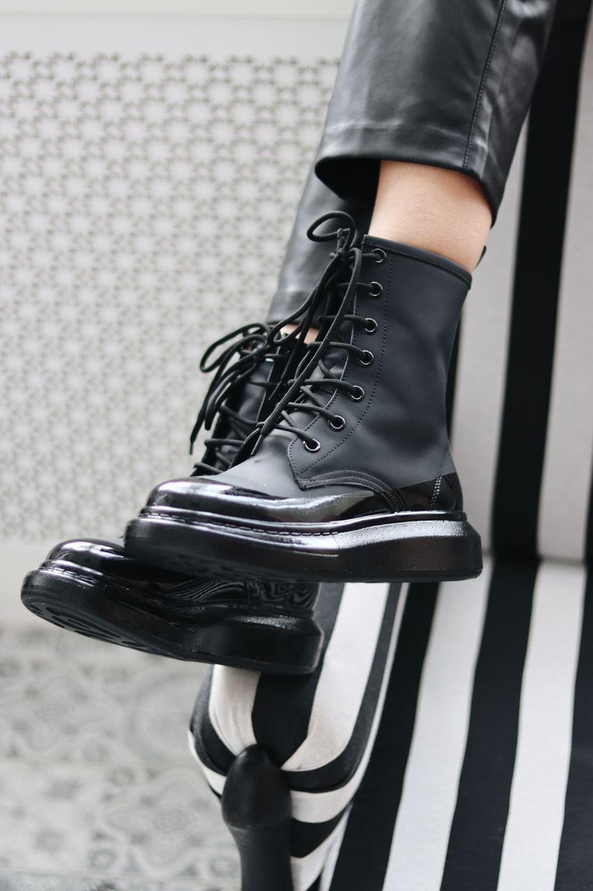 Alexander McQueen Boots Black Premium