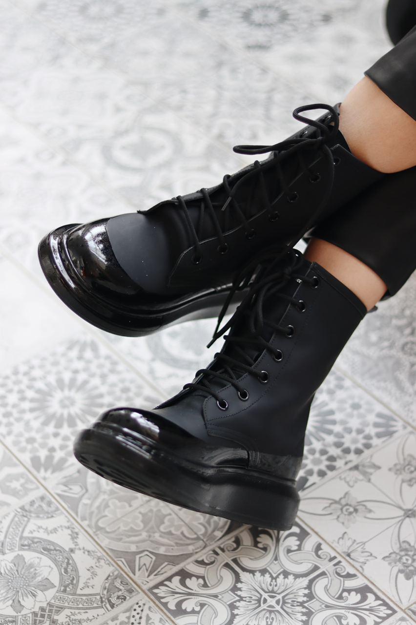 Alexander McQueen Boots Black Premium