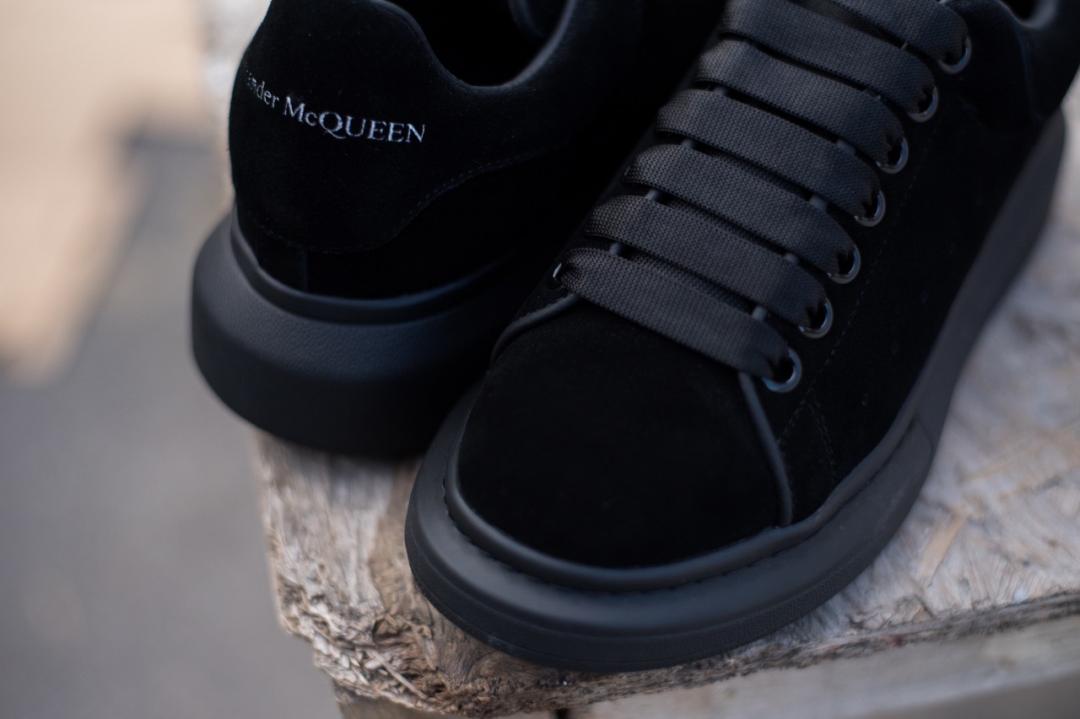 Alexander McQueen Low Larry Black 3