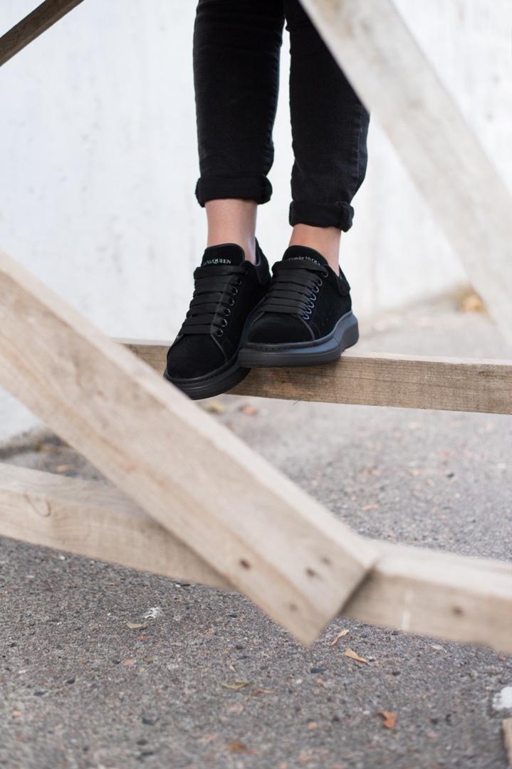 Alexander McQueen Low Larry Black 3