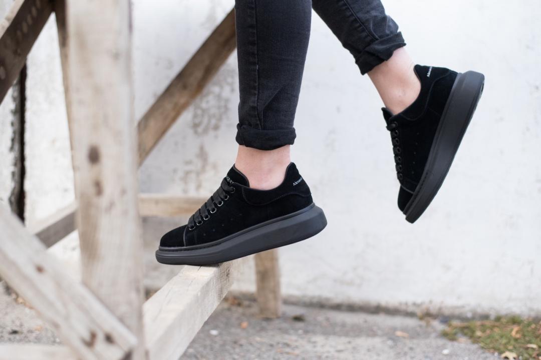 Alexander McQueen Low Larry Black 3