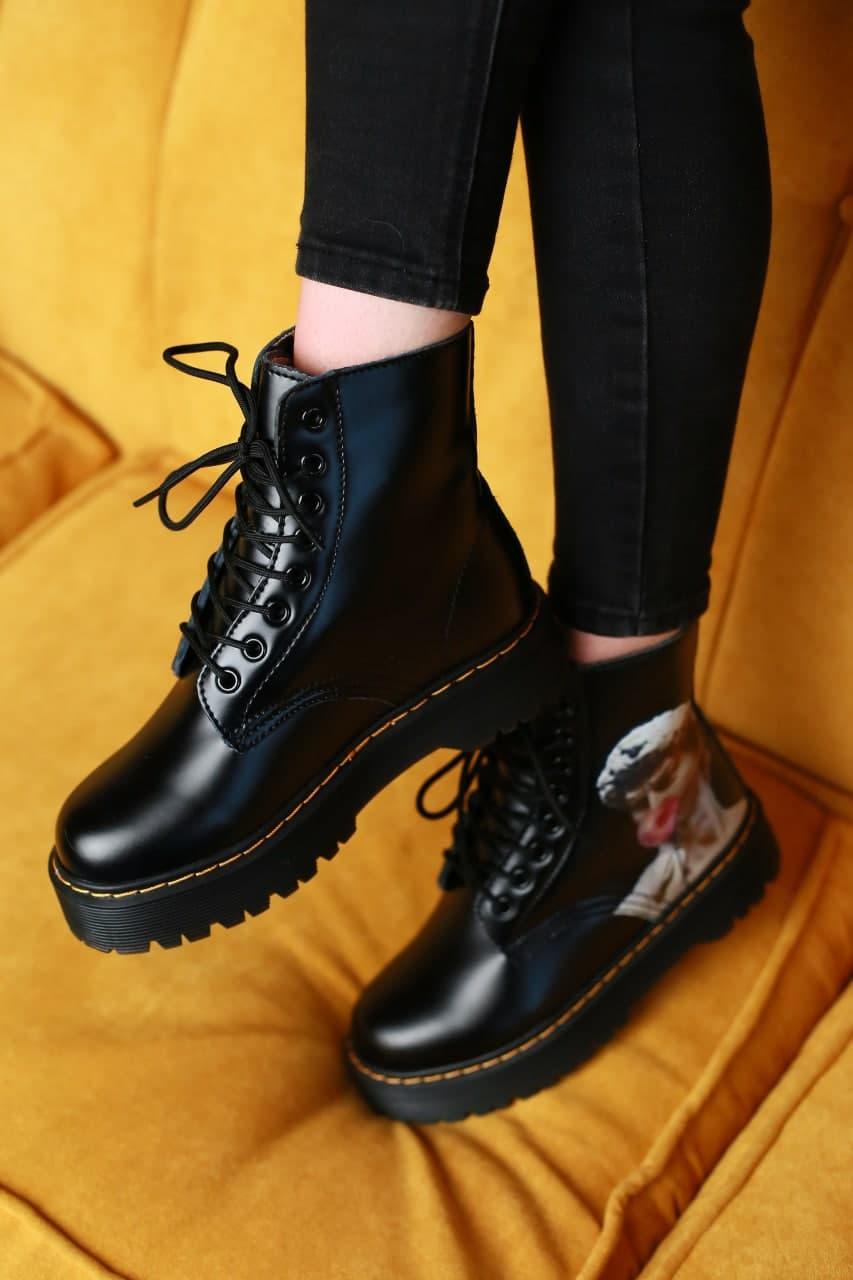 Dr. Martens JADON Pictures Black 1