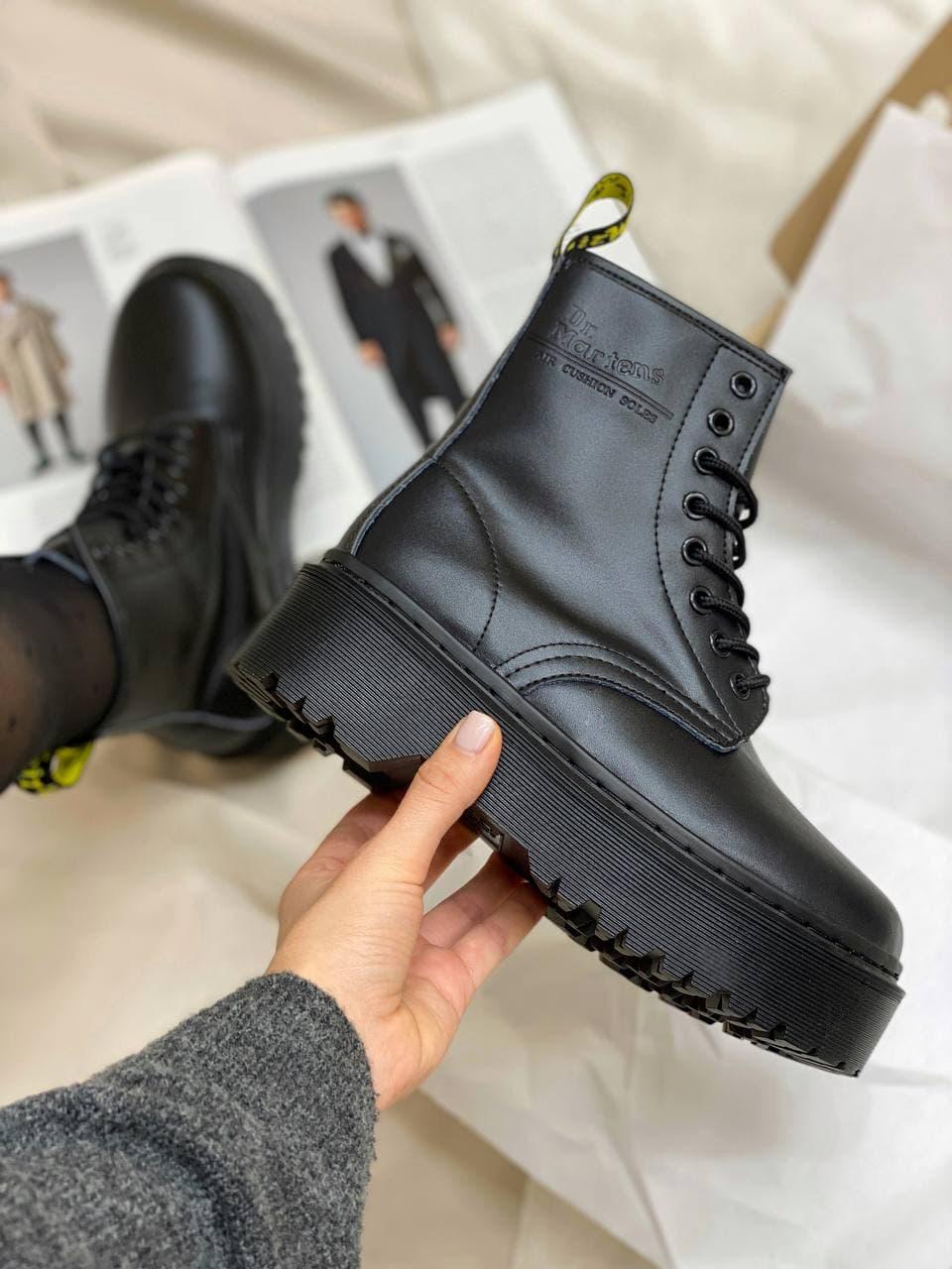 Dr. Martens JADON Black Logo