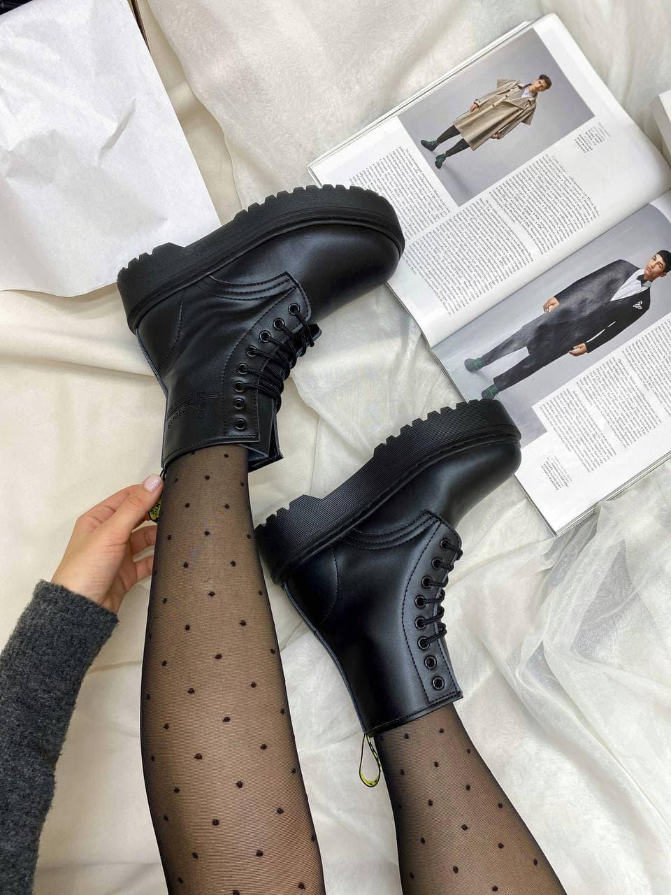 Dr. Martens JADON Black Logo