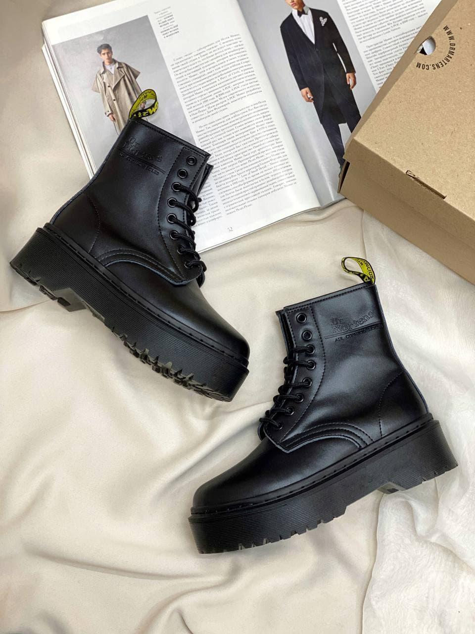 Dr. Martens JADON Black Logo