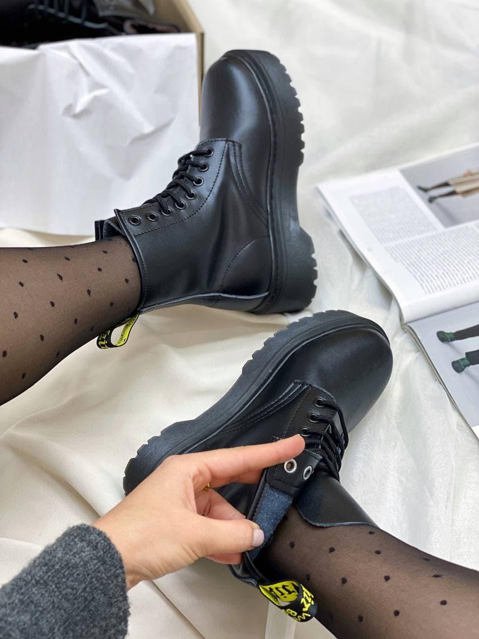 Dr. Martens JADON Black Logo