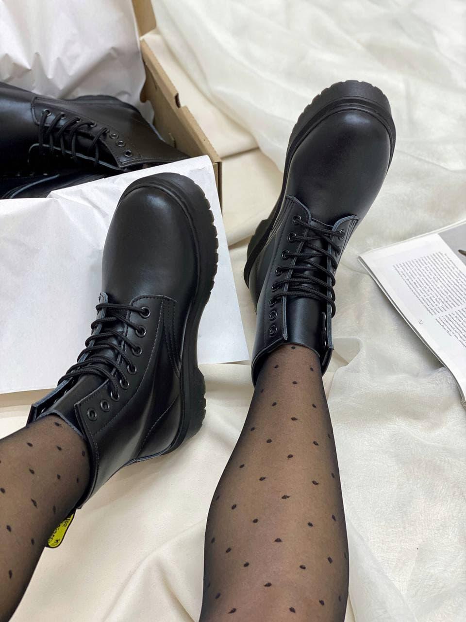Dr. Martens JADON Black Logo