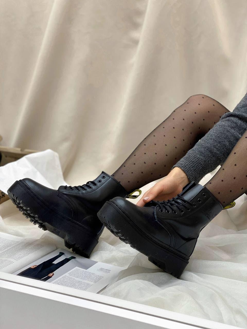 Dr. Martens JADON Black Logo