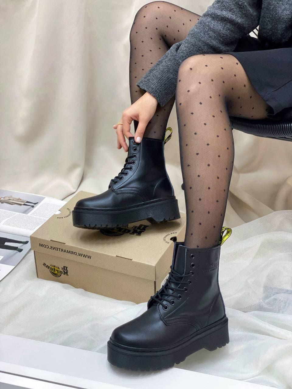 Dr. Martens JADON Black Logo