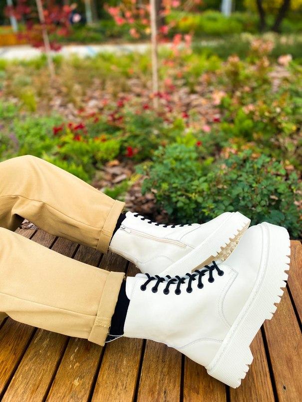 Dr. Martens JADON White Cream