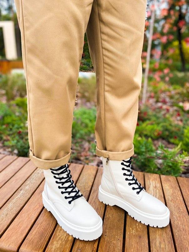 Dr. Martens JADON White Cream