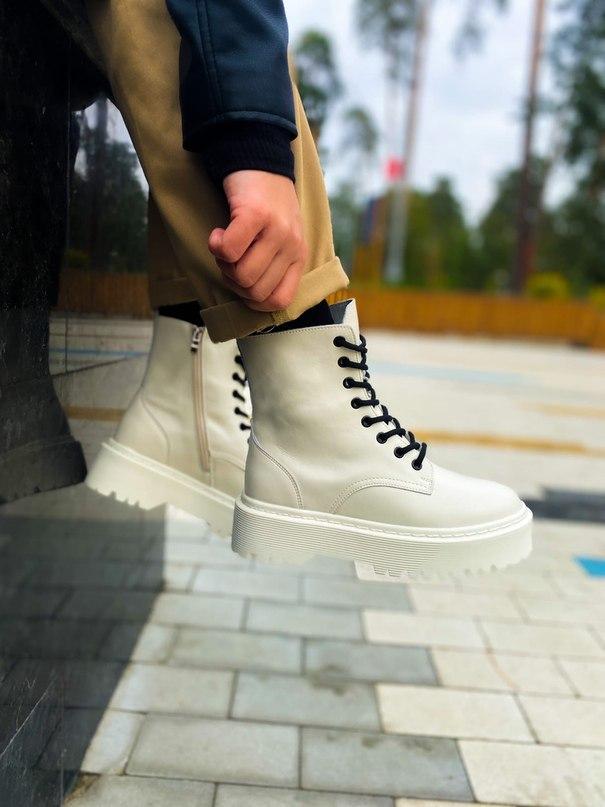 Dr. Martens JADON White Cream