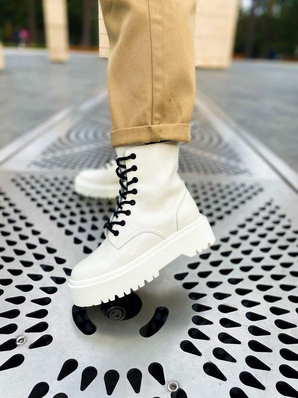 Dr. Martens JADON White Cream