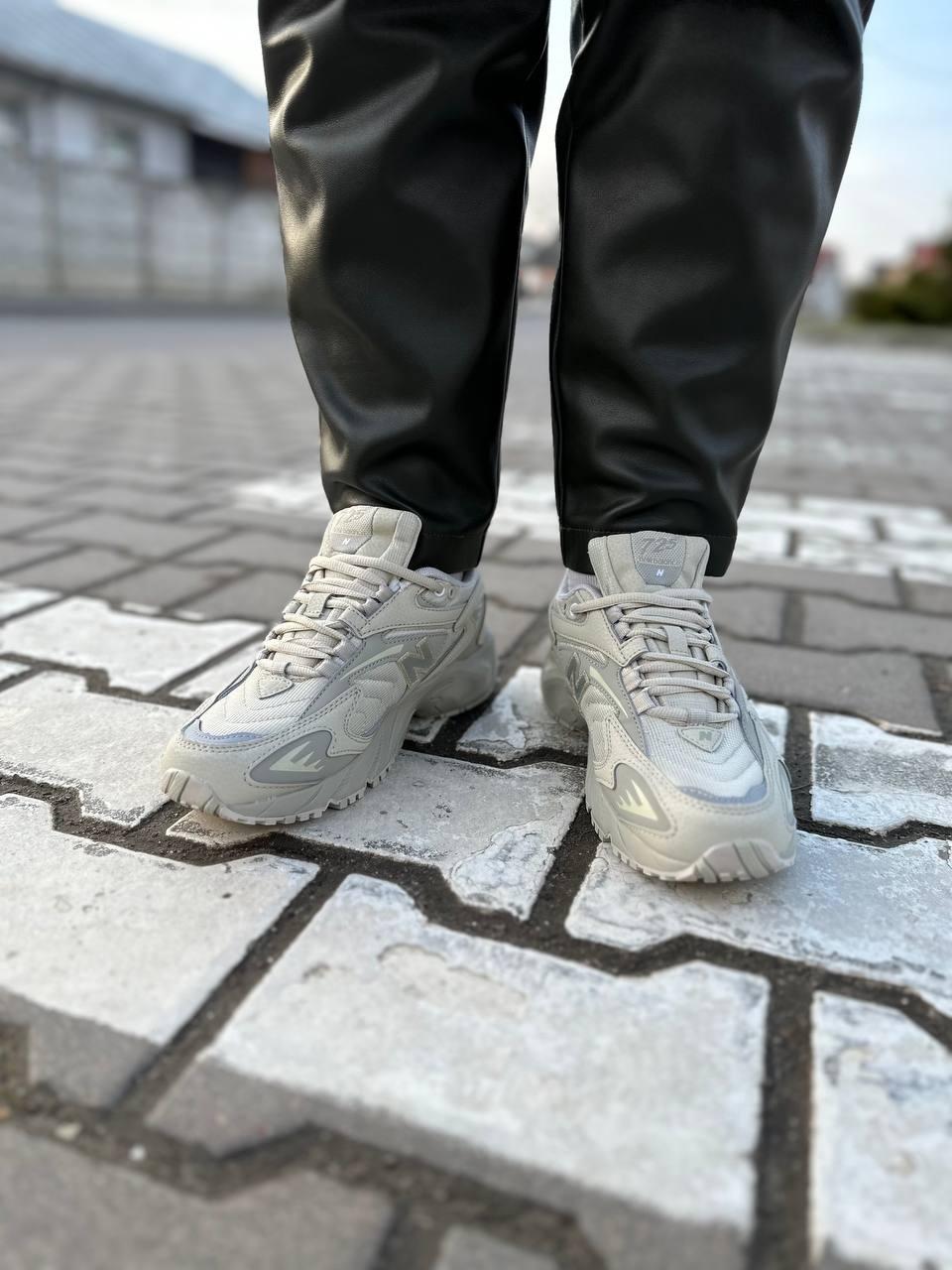 New Balance 725 Beige