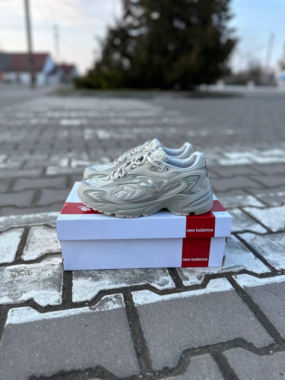 New Balance 725 Beige