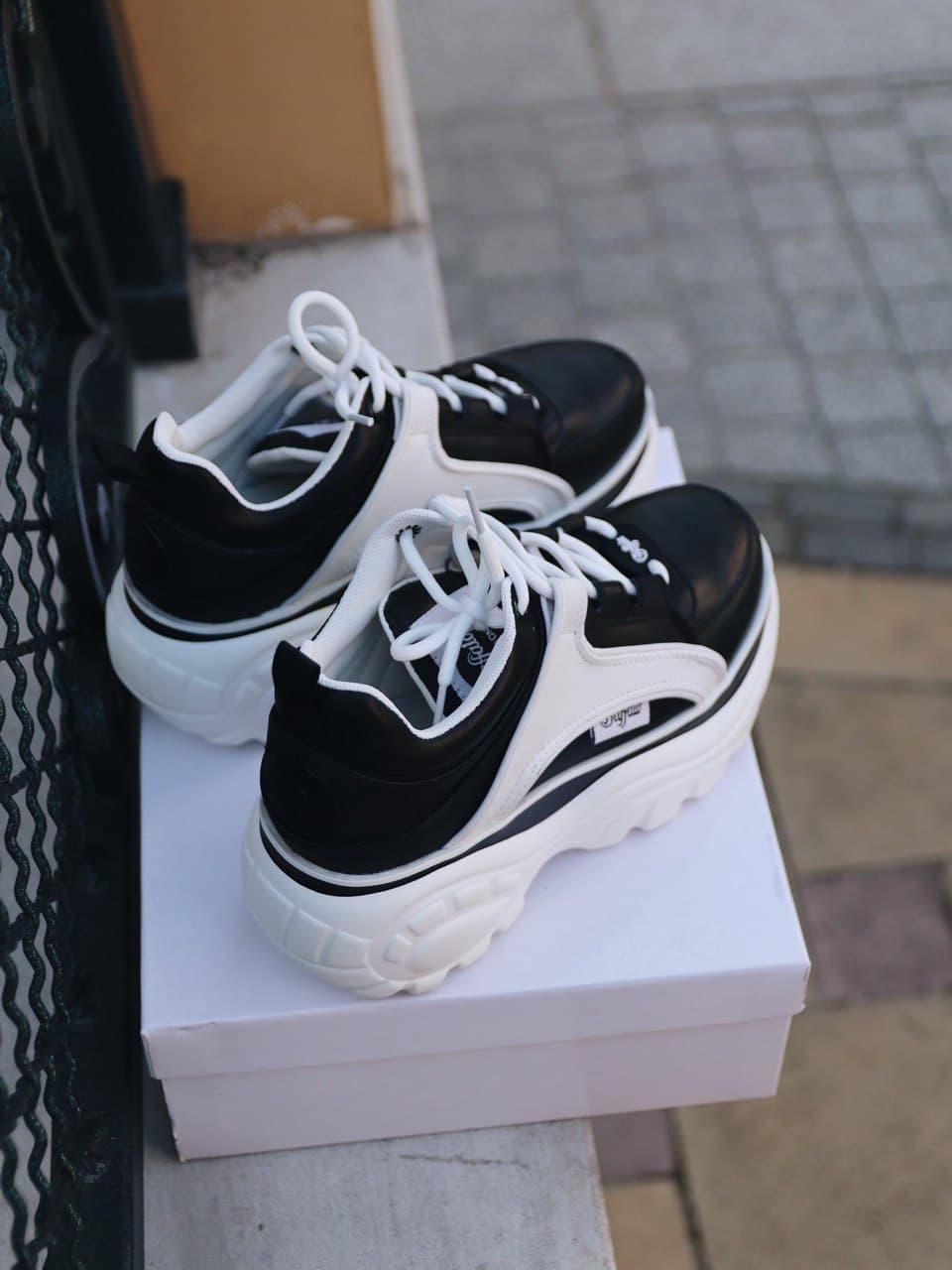 Buffalo London Black White