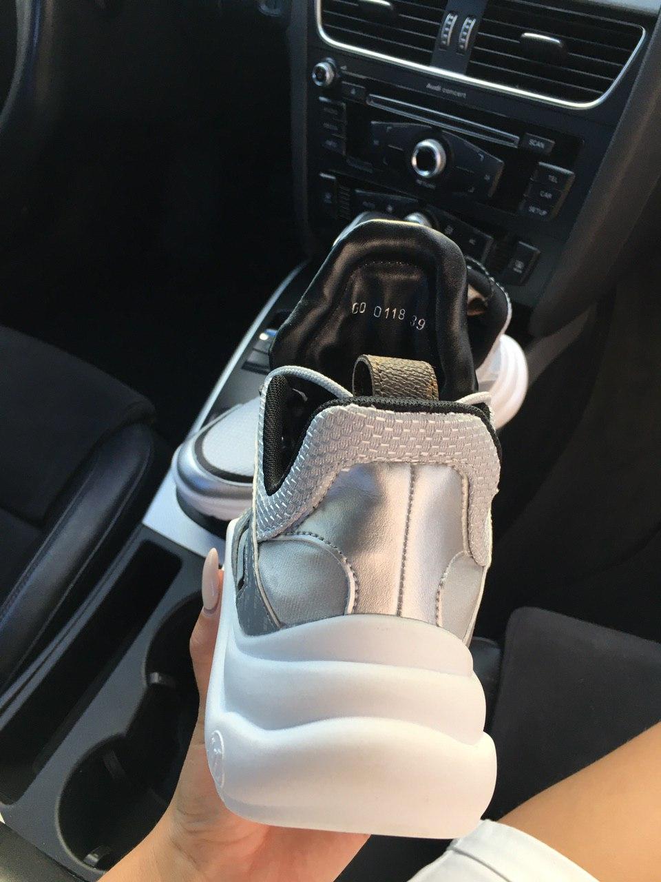 Louis Vuitton Sneakers Silver White
