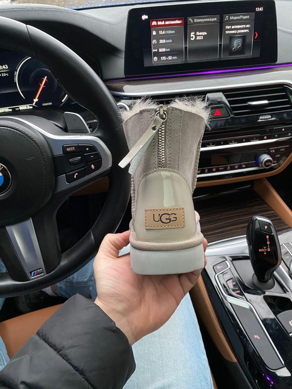 UGG Short ZIP Beige
