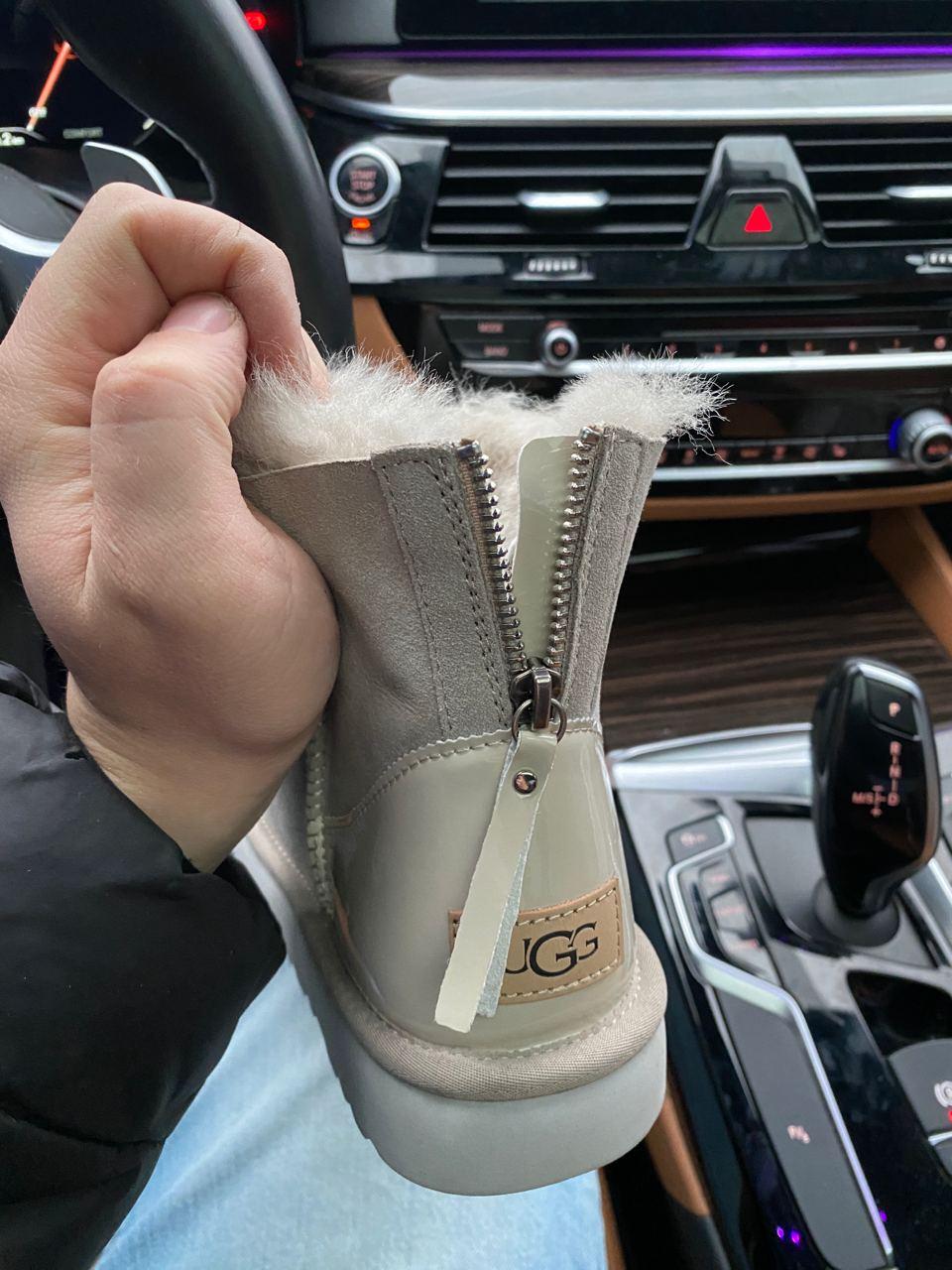 UGG Short ZIP Beige