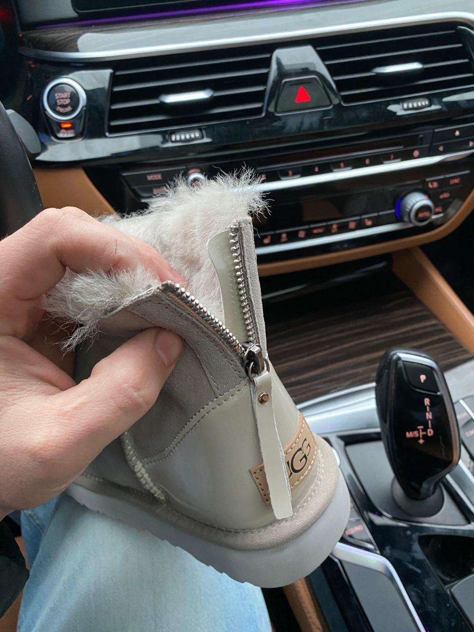 UGG Short ZIP Beige