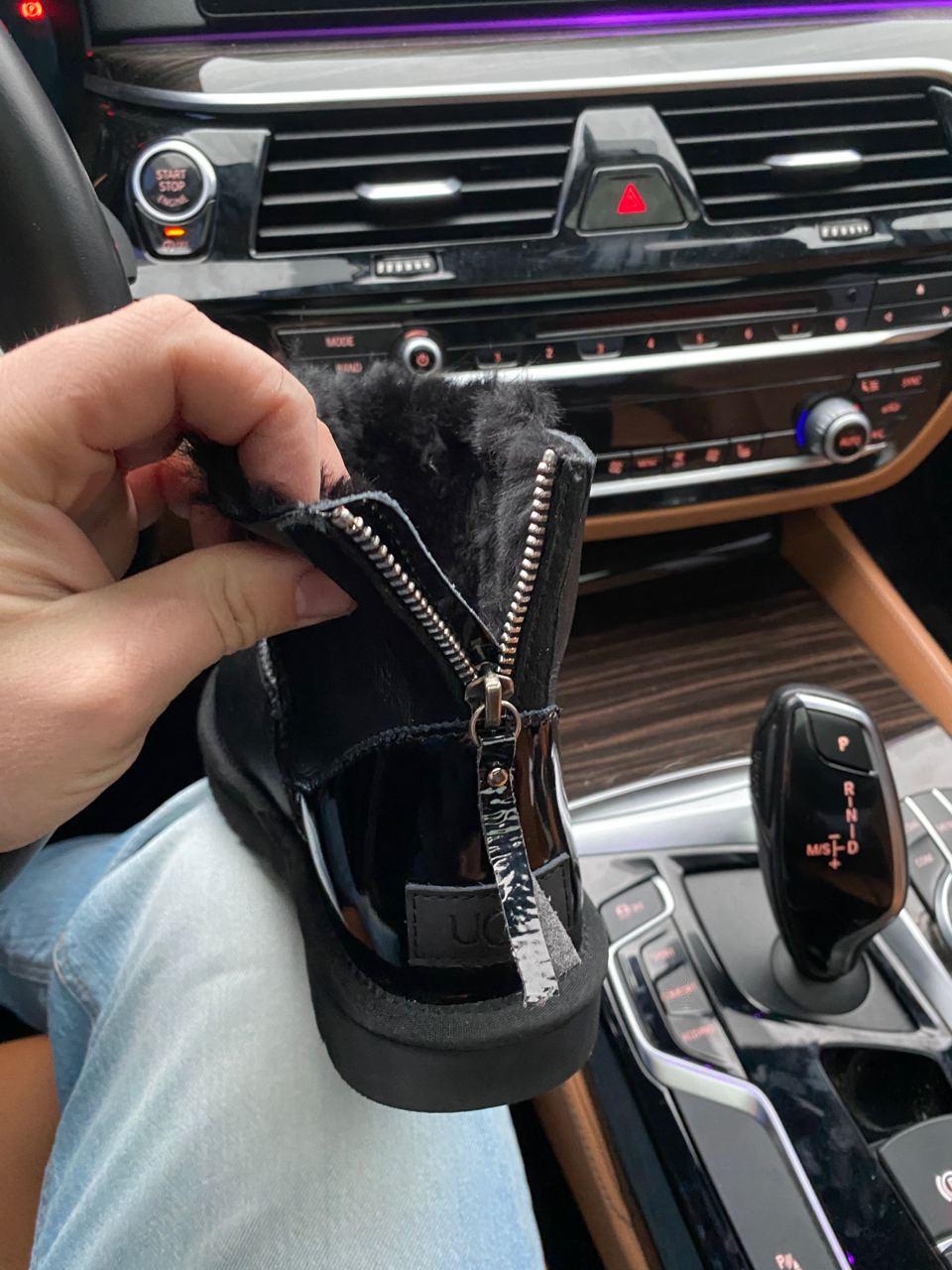 UGG Short ZIP Black