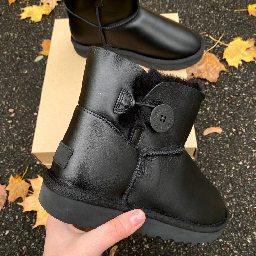 UGG Mini Bailey Button Black v2