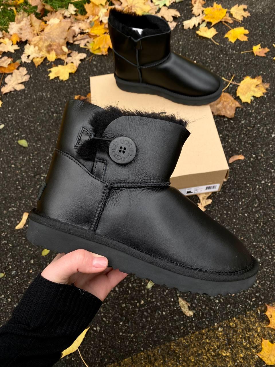 UGG Mini Bailey Button Black v2