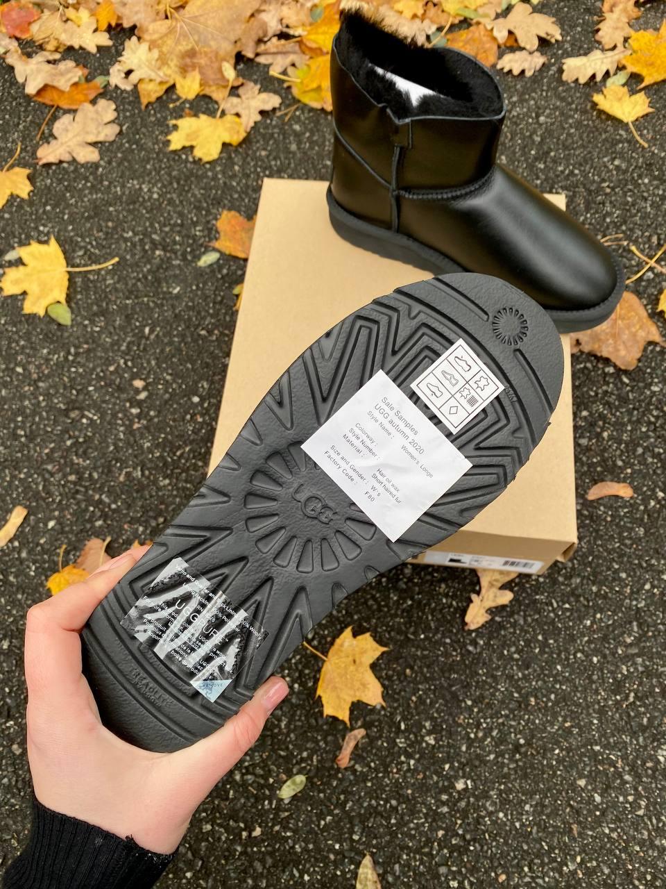 UGG Mini Bailey Button Black v2