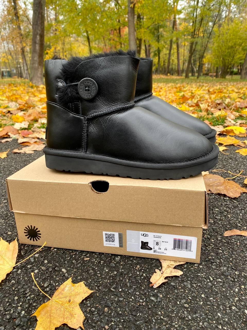 UGG Mini Bailey Button Black v2