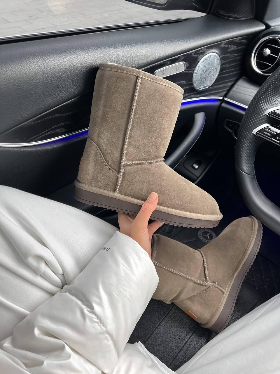 UGG Classic High Beige