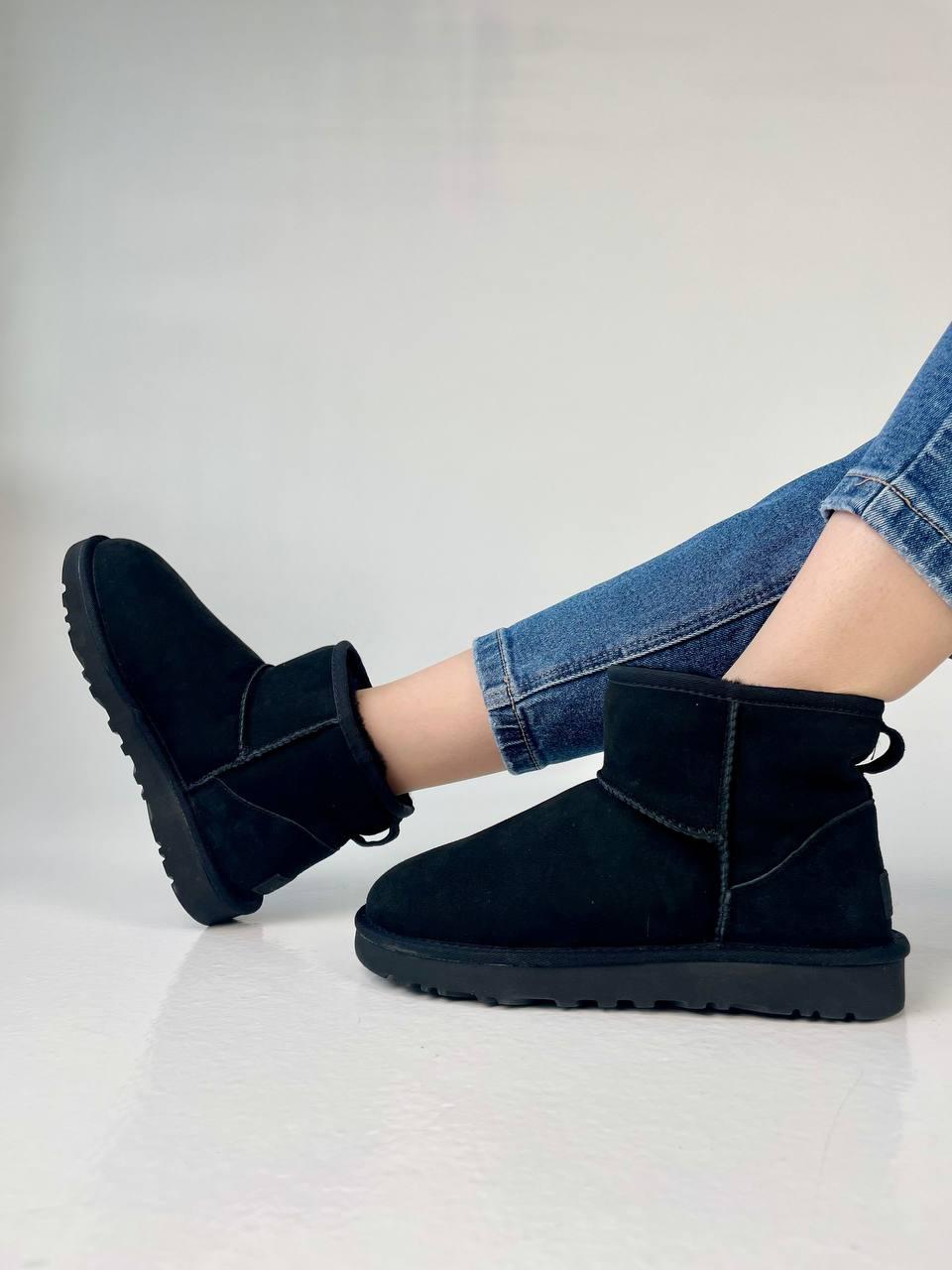 UGG Mini Black