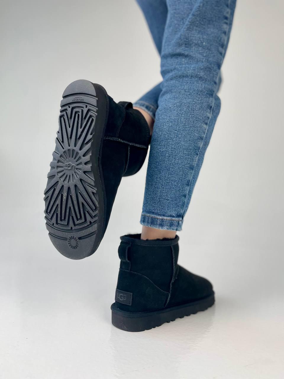 UGG Mini Black