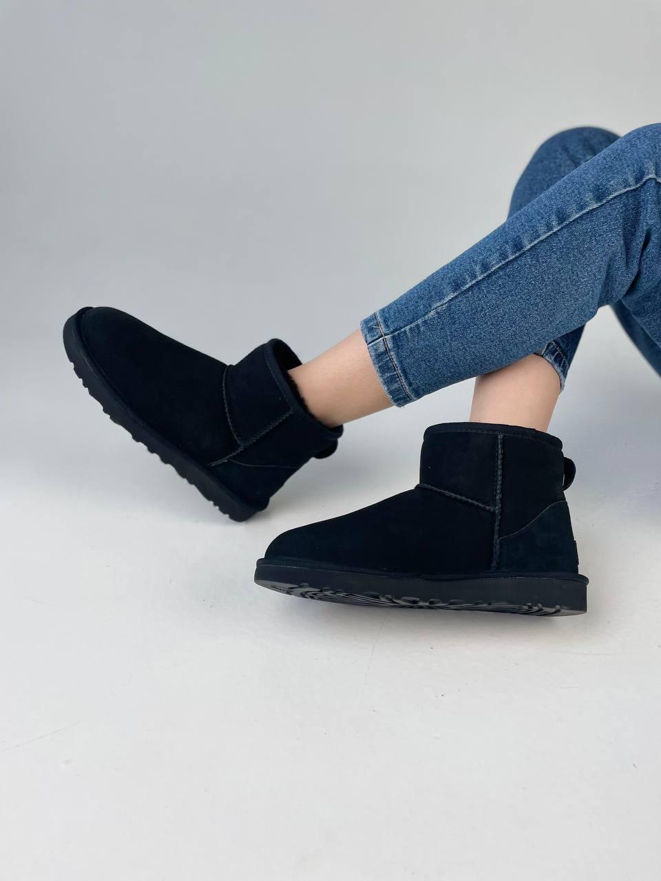 UGG Mini Black